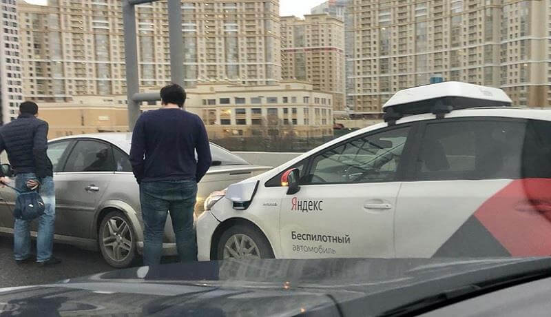 Беспилотный авто Яндекса попал в ДТП